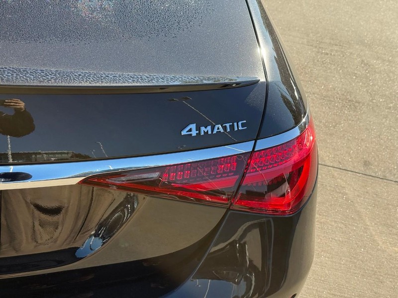 Mercedes-Benz S-Class Vehicle Full-screen Gallery Image 11