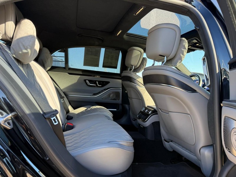 Mercedes-Benz S-Class Vehicle Full-screen Gallery Image 12