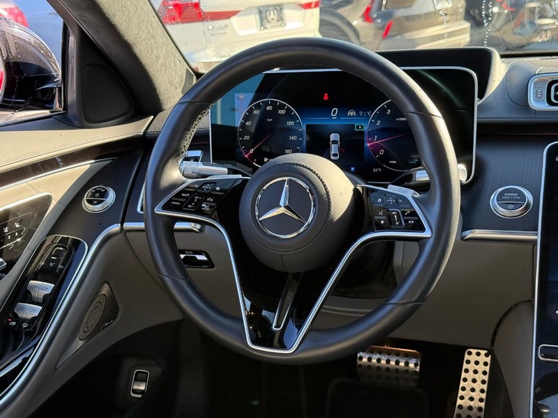 Mercedes-Benz S-Class Vehicle Full-screen Gallery Image 14