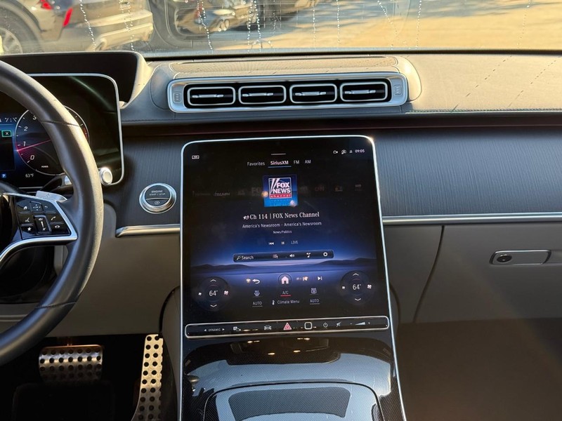 Mercedes-Benz S-Class Vehicle Full-screen Gallery Image 15