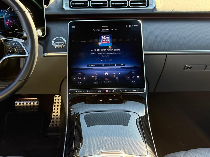 Mercedes-Benz S-Class Vehicle Full-screen Gallery Image 16