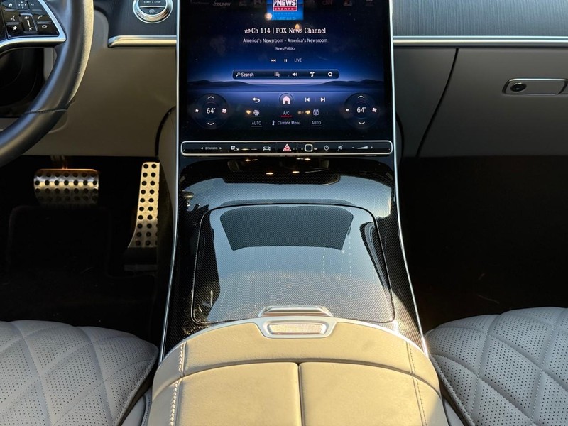 Mercedes-Benz S-Class Vehicle Full-screen Gallery Image 17