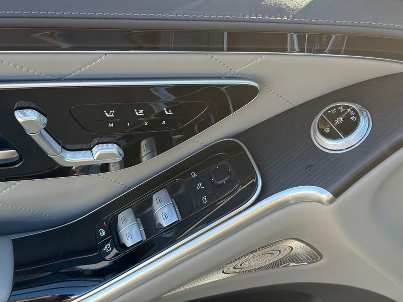 Mercedes-Benz S-Class Vehicle Full-screen Gallery Image 19