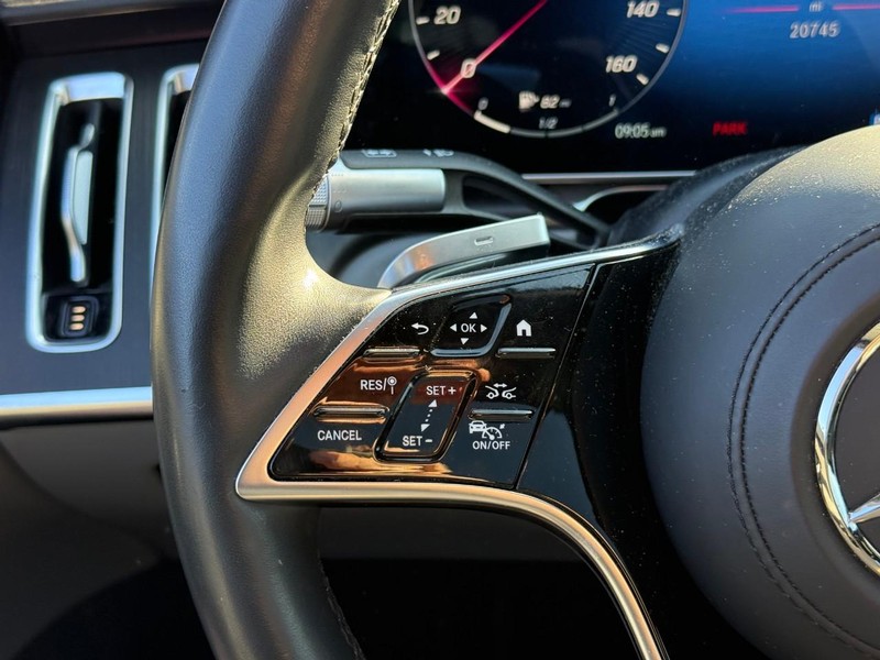 Mercedes-Benz S-Class Vehicle Full-screen Gallery Image 21