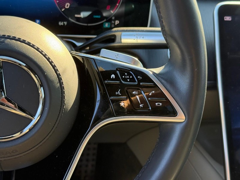 Mercedes-Benz S-Class Vehicle Full-screen Gallery Image 22