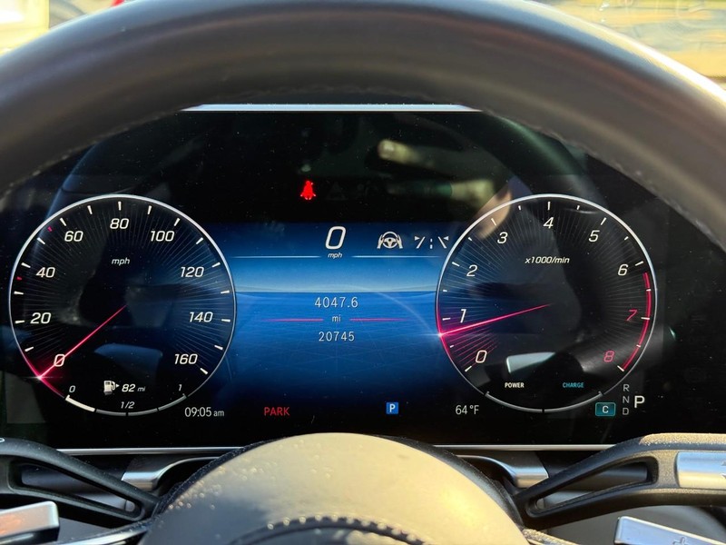 Mercedes-Benz S-Class Vehicle Full-screen Gallery Image 23