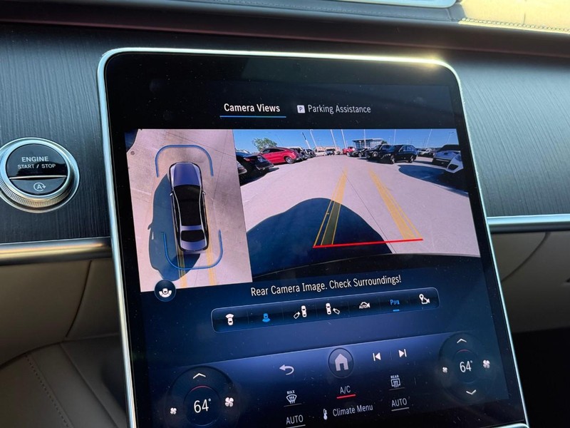 Mercedes-Benz S-Class Vehicle Full-screen Gallery Image 24