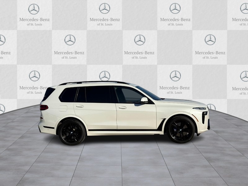 BMW X7 Vehicle Full-screen Gallery Image 2