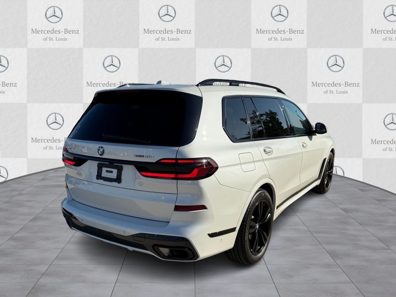 BMW X7 Vehicle Full-screen Gallery Image 3