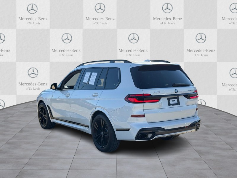 BMW X7 Vehicle Full-screen Gallery Image 4