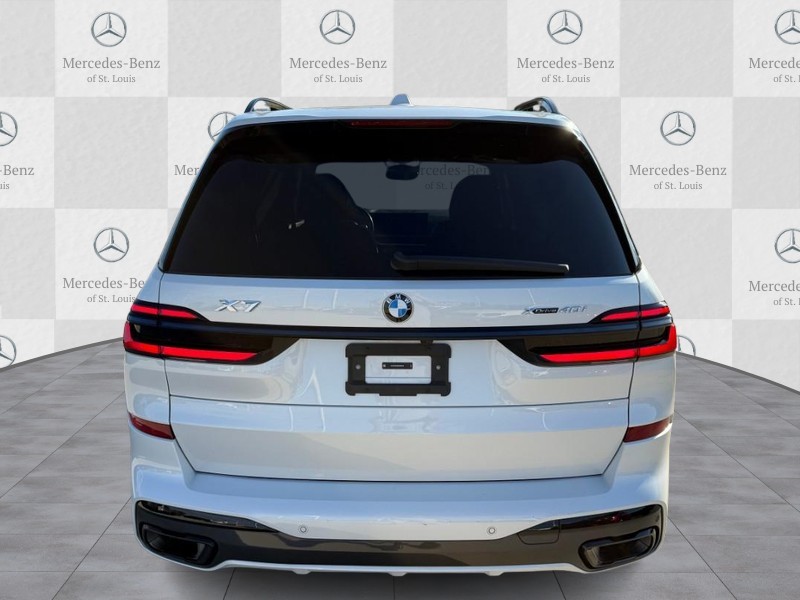 BMW X7 Vehicle Full-screen Gallery Image 6