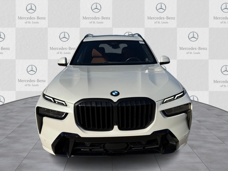 BMW X7 Vehicle Full-screen Gallery Image 7