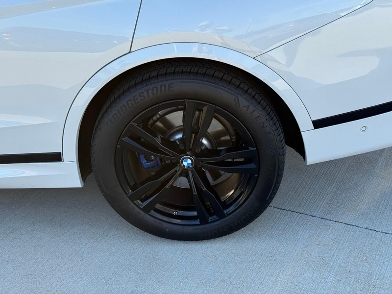 BMW X7 Vehicle Full-screen Gallery Image 8