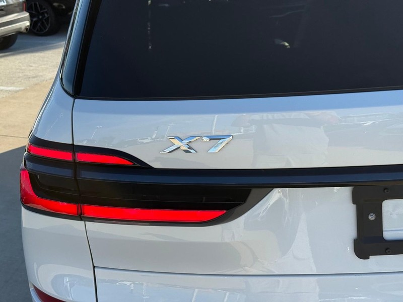 BMW X7 Vehicle Full-screen Gallery Image 9