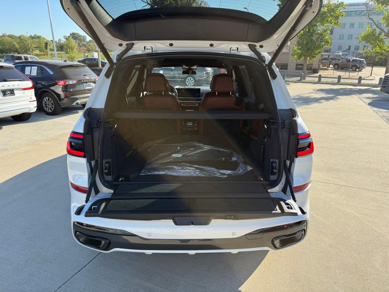 BMW X7 Vehicle Full-screen Gallery Image 11