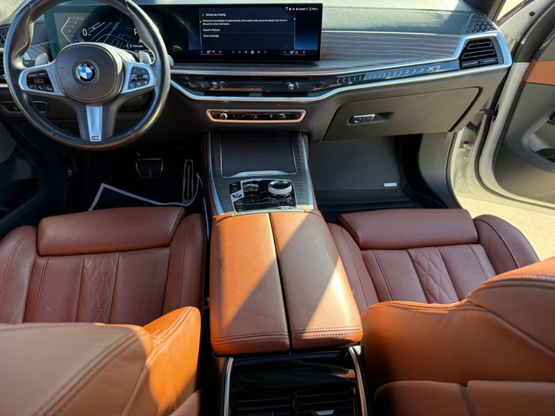 BMW X7 Vehicle Full-screen Gallery Image 13