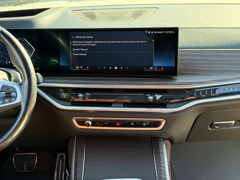 BMW X7 Vehicle Full-screen Gallery Image 15
