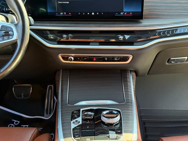 BMW X7 Vehicle Full-screen Gallery Image 16
