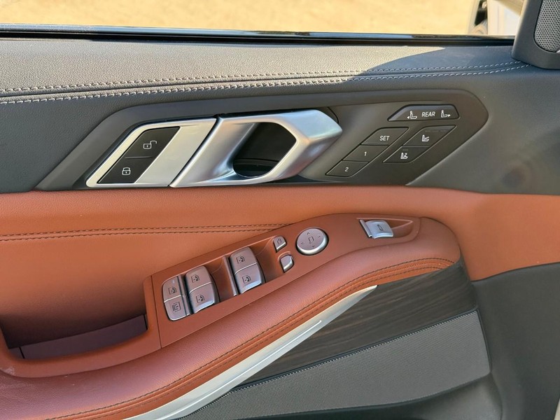 BMW X7 Vehicle Full-screen Gallery Image 17
