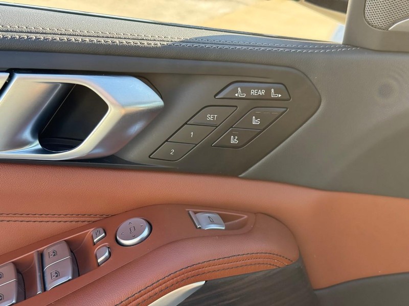 BMW X7 Vehicle Full-screen Gallery Image 18