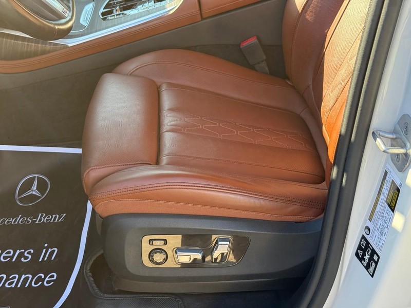 BMW X7 Vehicle Full-screen Gallery Image 19