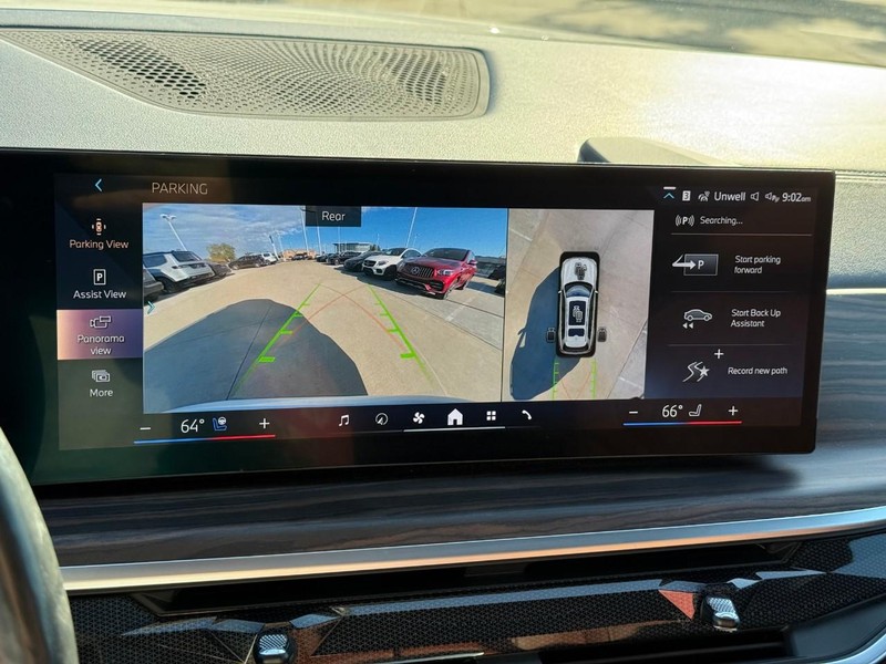 BMW X7 Vehicle Full-screen Gallery Image 24