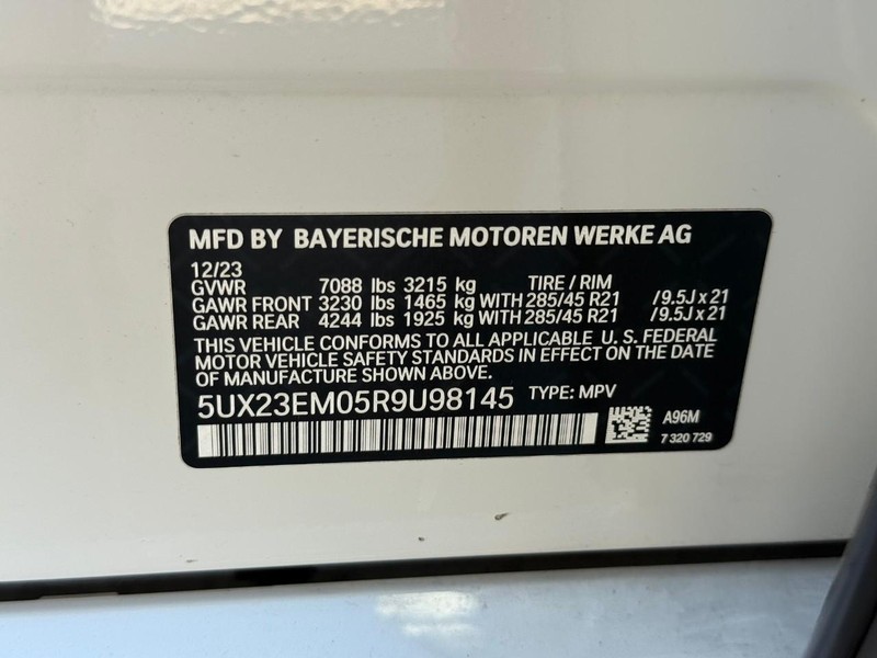 BMW X7 Vehicle Full-screen Gallery Image 25