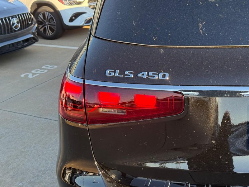 Mercedes-Benz GLS Vehicle Full-screen Gallery Image 4