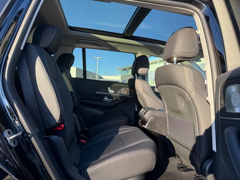 Mercedes-Benz GLS Vehicle Full-screen Gallery Image 6