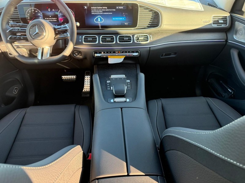 Mercedes-Benz GLS Vehicle Full-screen Gallery Image 7