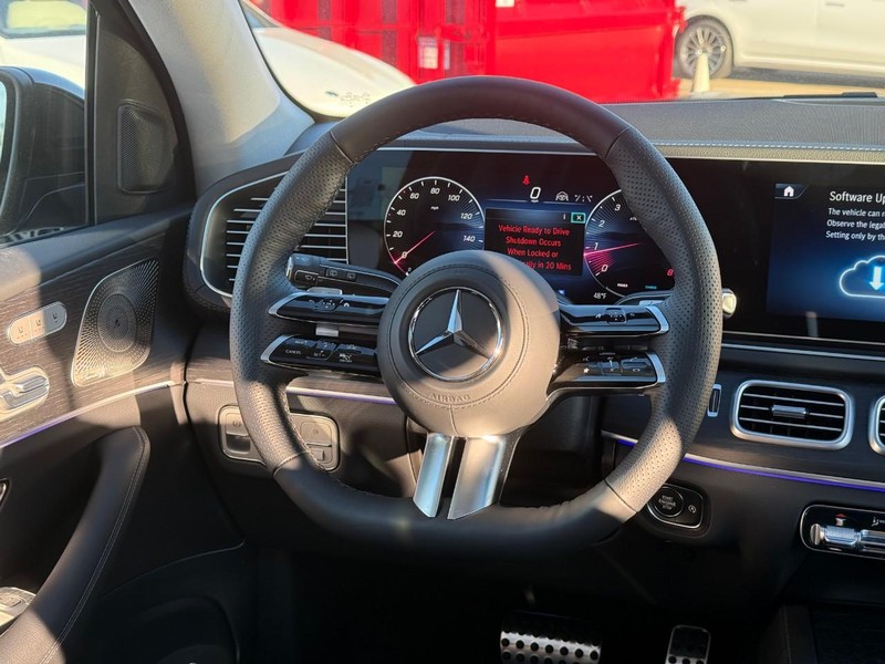 Mercedes-Benz GLS Vehicle Full-screen Gallery Image 8