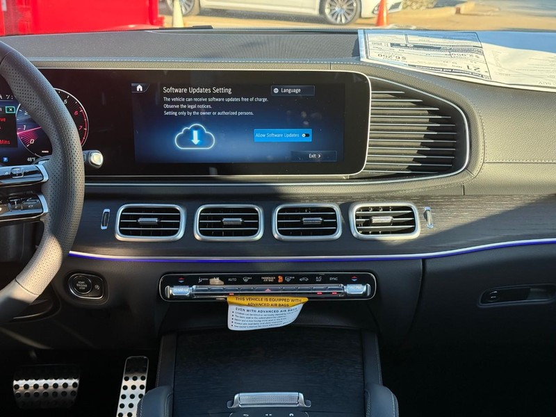 Mercedes-Benz GLS Vehicle Full-screen Gallery Image 9