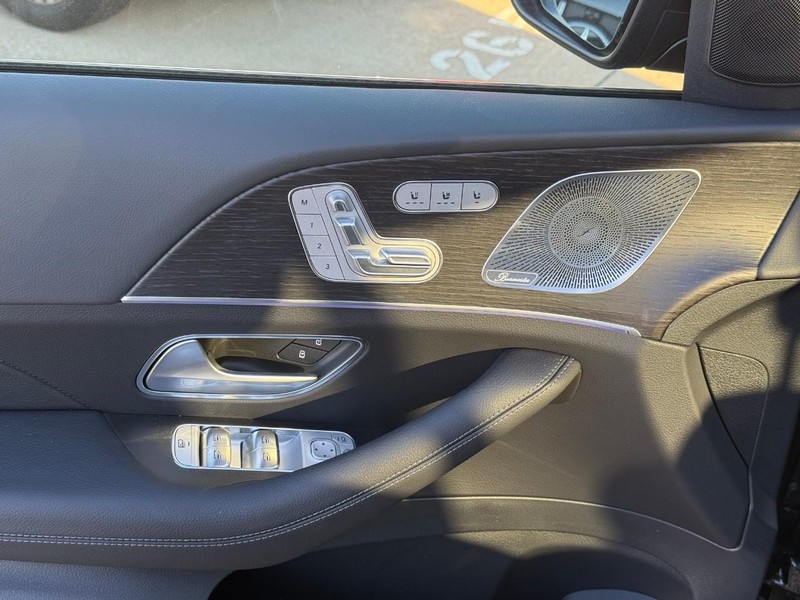 Mercedes-Benz GLS Vehicle Full-screen Gallery Image 11