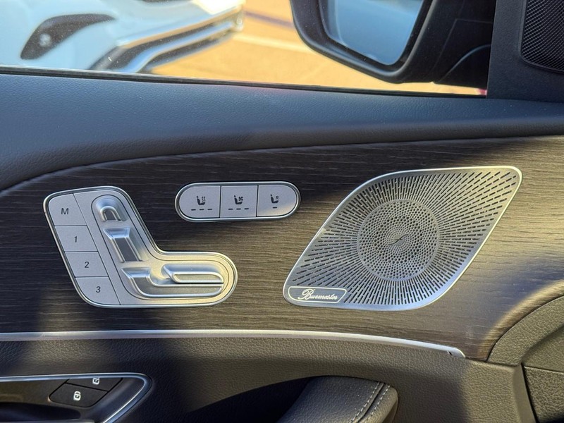 Mercedes-Benz GLS Vehicle Full-screen Gallery Image 12