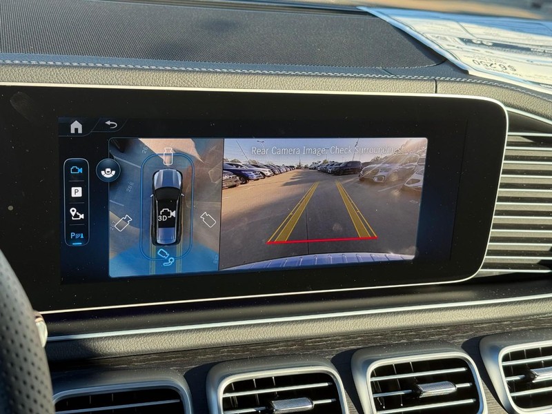 Mercedes-Benz GLS Vehicle Full-screen Gallery Image 16