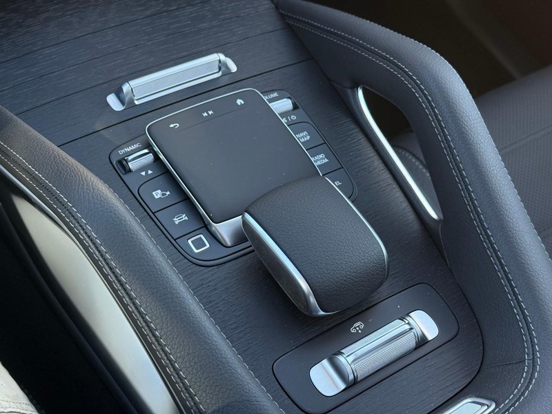 Mercedes-Benz GLS Vehicle Full-screen Gallery Image 17