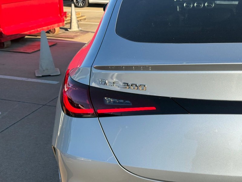 Mercedes-Benz GLC Vehicle Full-screen Gallery Image 4