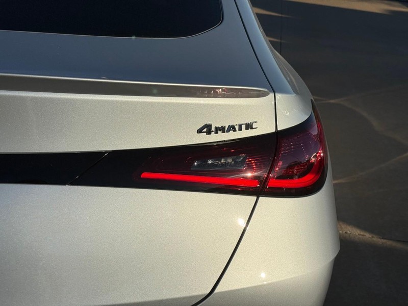 Mercedes-Benz GLC Vehicle Full-screen Gallery Image 5