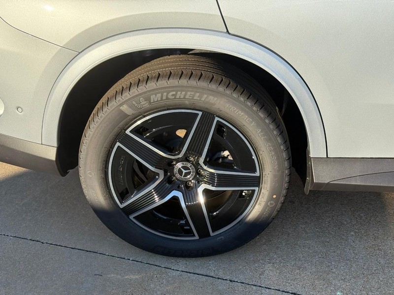 Mercedes-Benz GLC Vehicle Full-screen Gallery Image 6