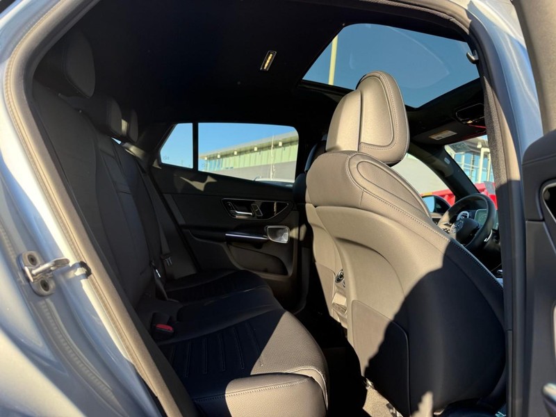 Mercedes-Benz GLC Vehicle Full-screen Gallery Image 7