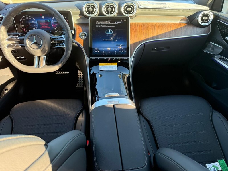 Mercedes-Benz GLC Vehicle Full-screen Gallery Image 8