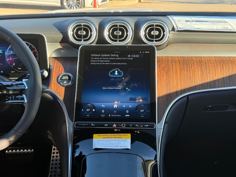 Mercedes-Benz GLC Vehicle Full-screen Gallery Image 10