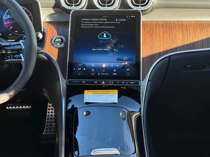 Mercedes-Benz GLC Vehicle Full-screen Gallery Image 11