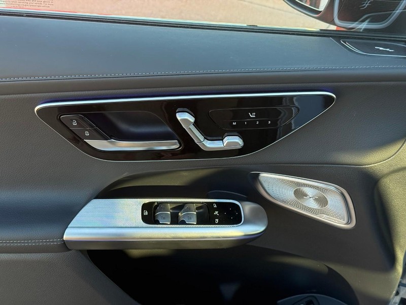 Mercedes-Benz GLC Vehicle Full-screen Gallery Image 12