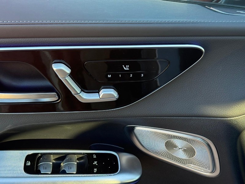 Mercedes-Benz GLC Vehicle Full-screen Gallery Image 13