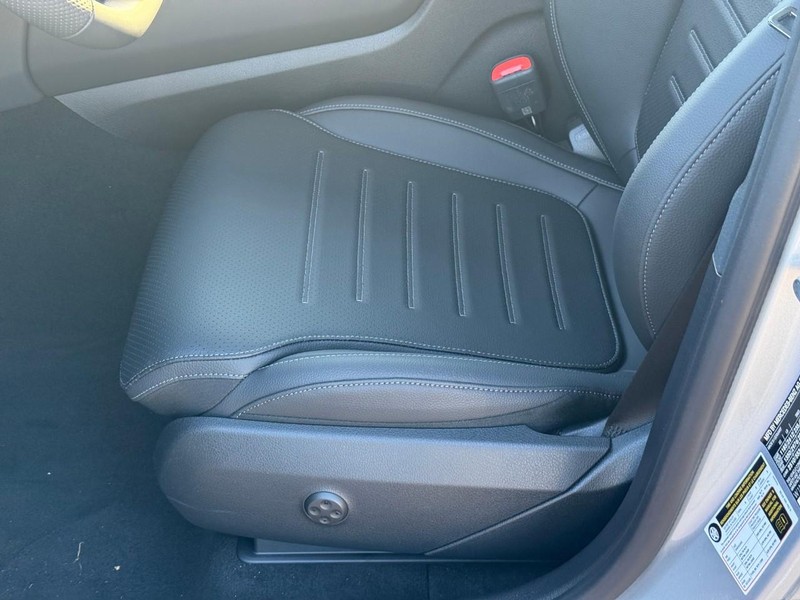 Mercedes-Benz GLC Vehicle Full-screen Gallery Image 14