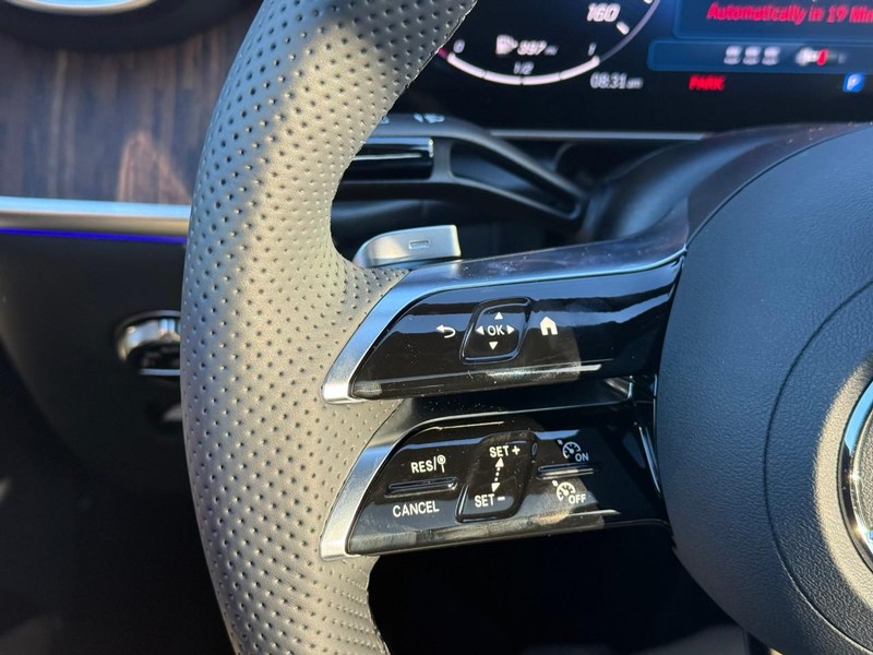 Mercedes-Benz GLC Vehicle Full-screen Gallery Image 15