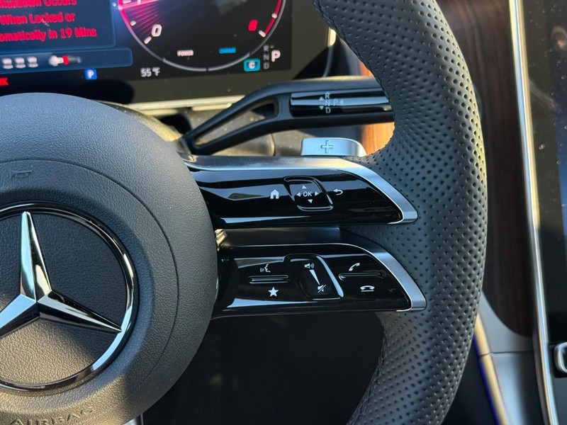 Mercedes-Benz GLC Vehicle Full-screen Gallery Image 16