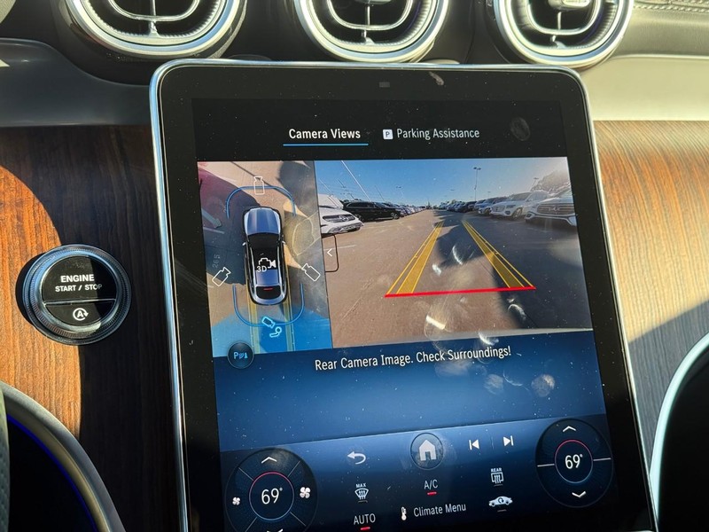 Mercedes-Benz GLC Vehicle Full-screen Gallery Image 17