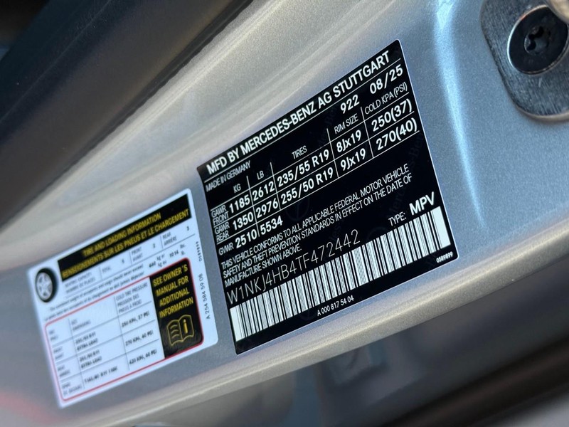 Mercedes-Benz GLC Vehicle Full-screen Gallery Image 18